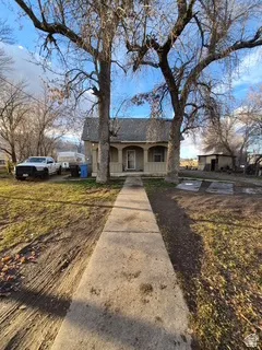View of front facade with a porch
