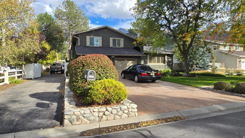 View of front of house with driveway and an attached garage