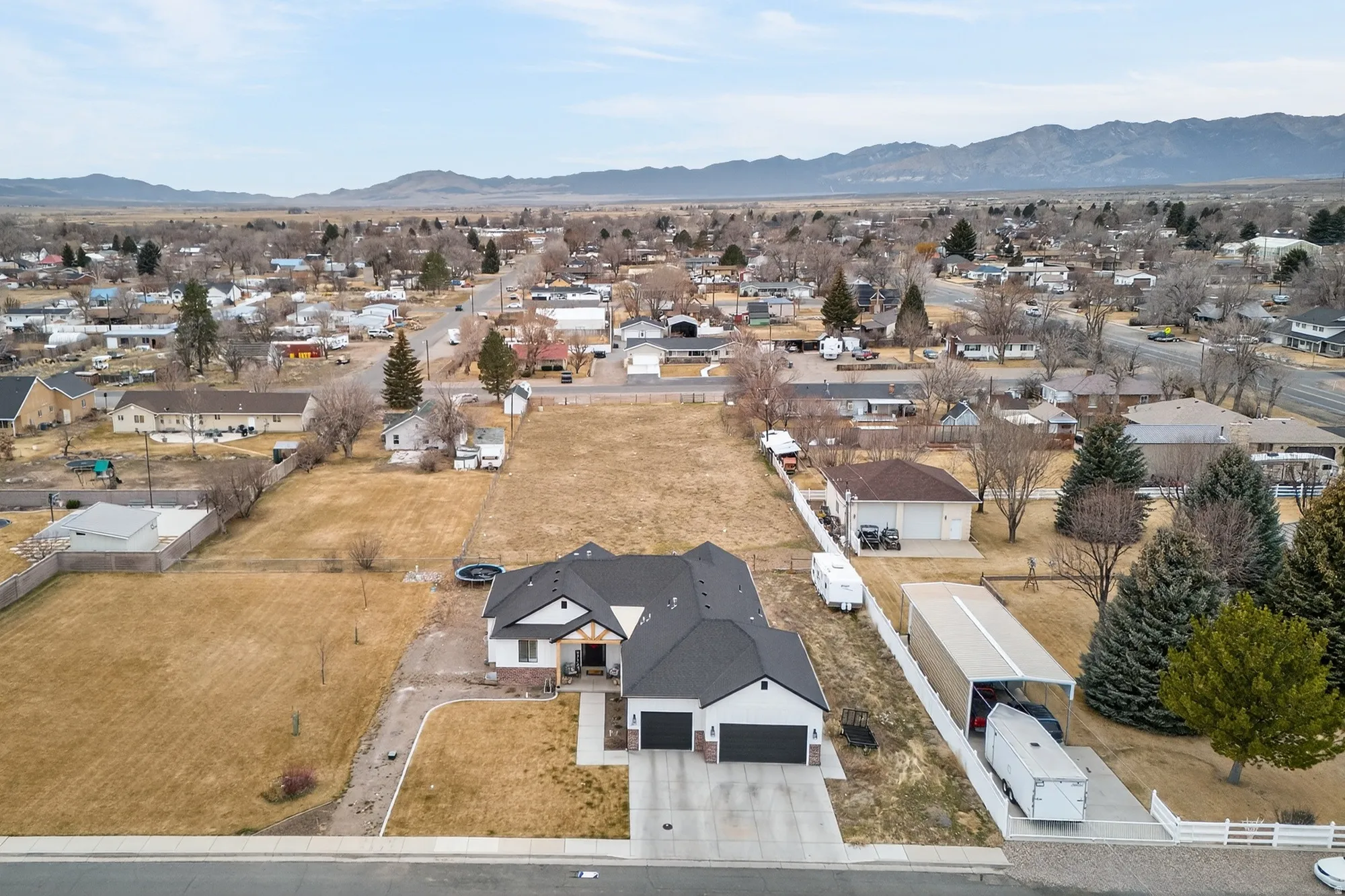 View of property location featuring nearby suburban area and mountains