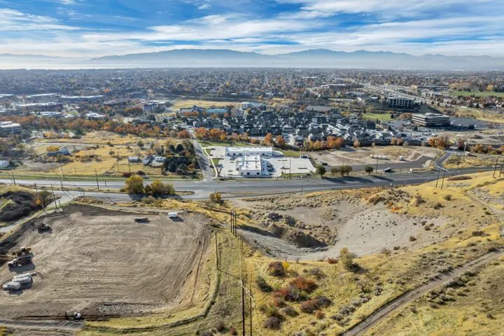 Aerial view of property's location featuring a mountain backdrop