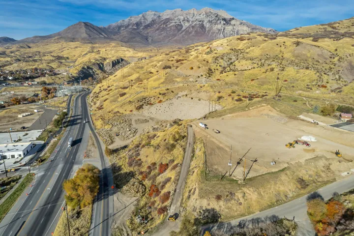 Aerial view of property's location featuring a mountainous background