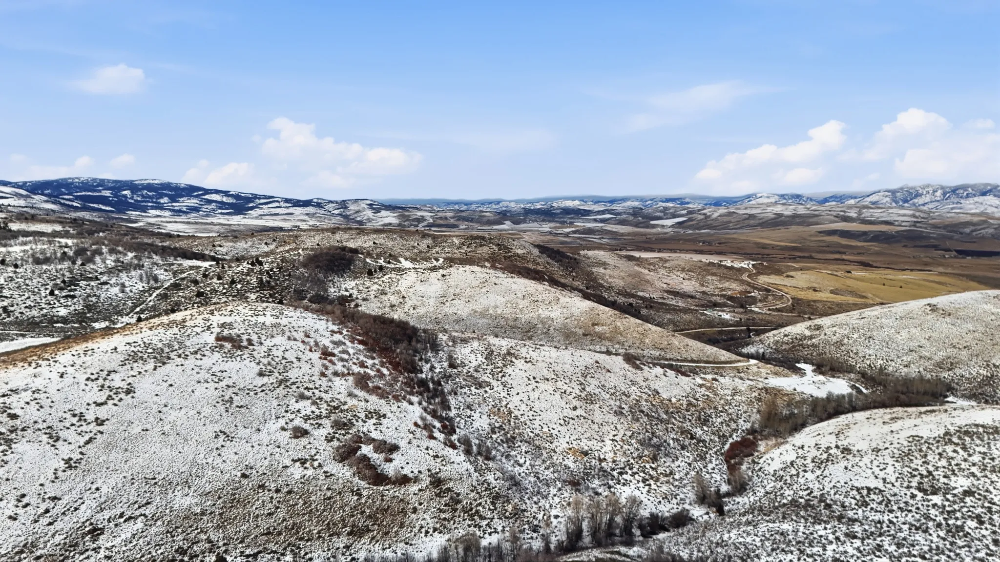 Snowy aerial view with a mountain view
