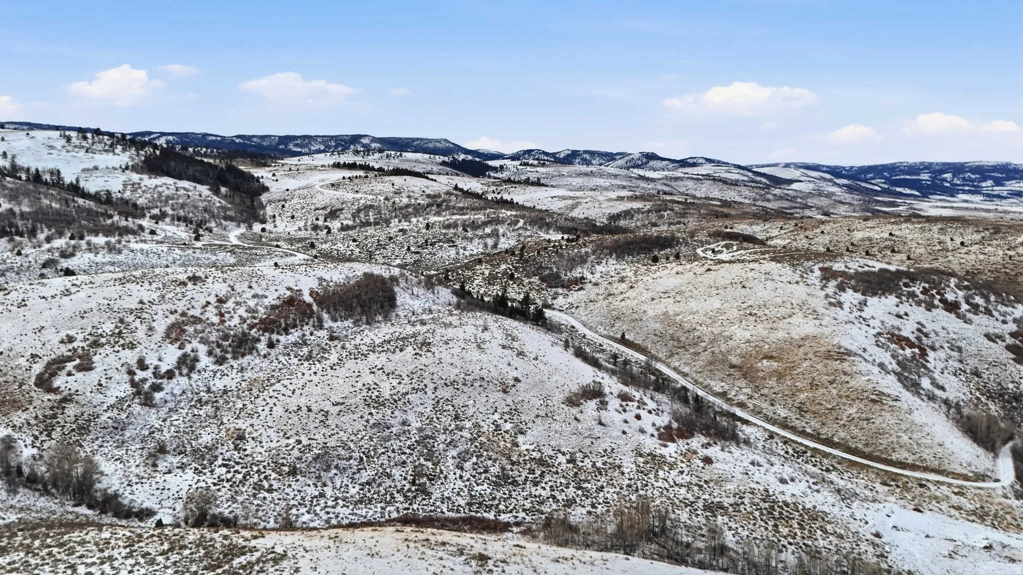 Snowy aerial view featuring a mountain view