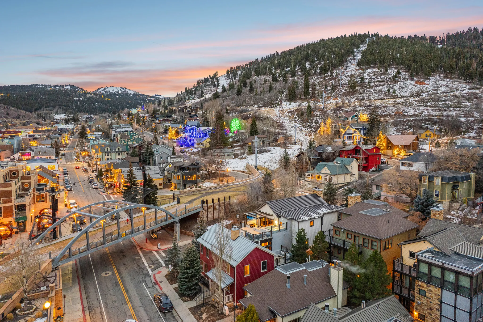 City view featuring a mountainous background