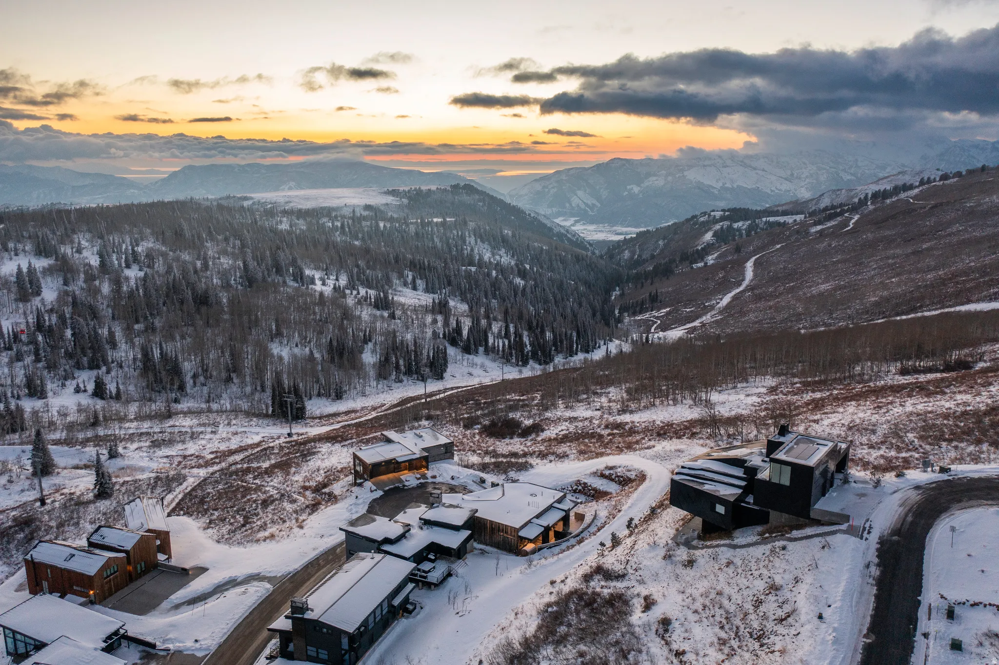 Snowy aerial view featuring a mountain view
