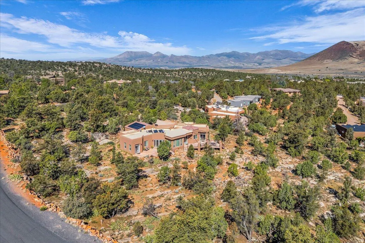 Aerial view of property's location featuring mountains