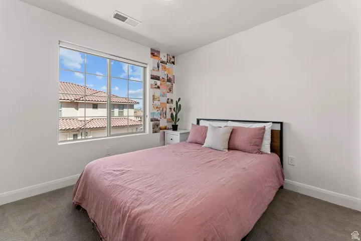 Bedroom with carpet