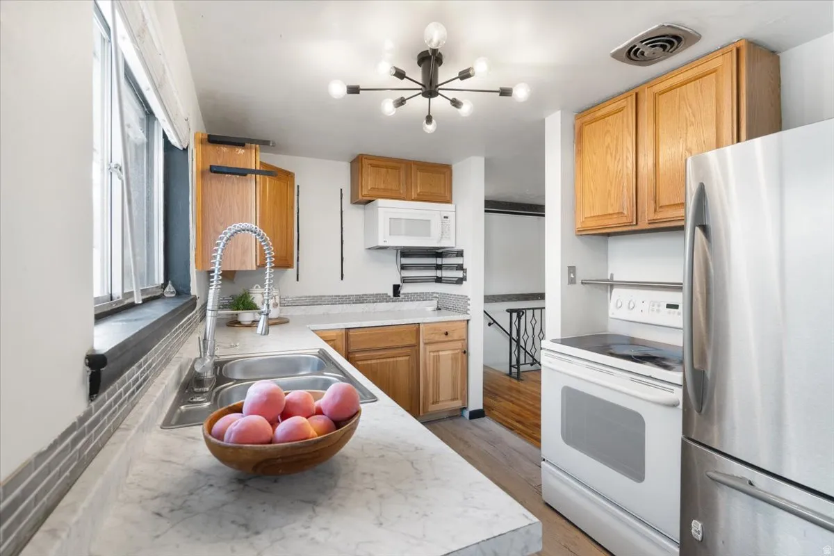 Kitchen has lots of counterspace
