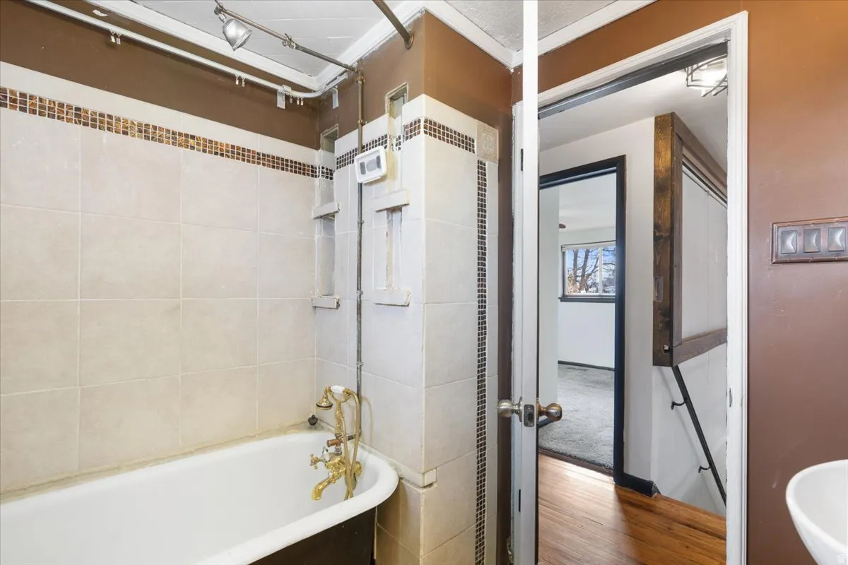 Full main bathroom