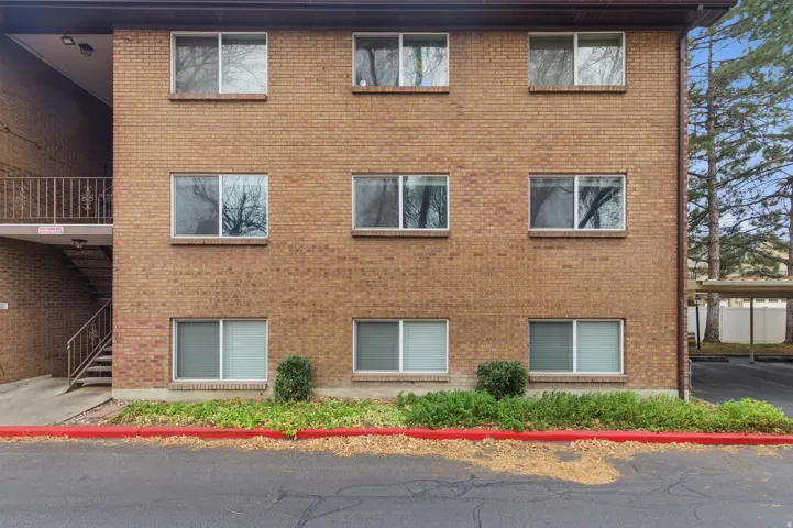 View of apartment building / complex