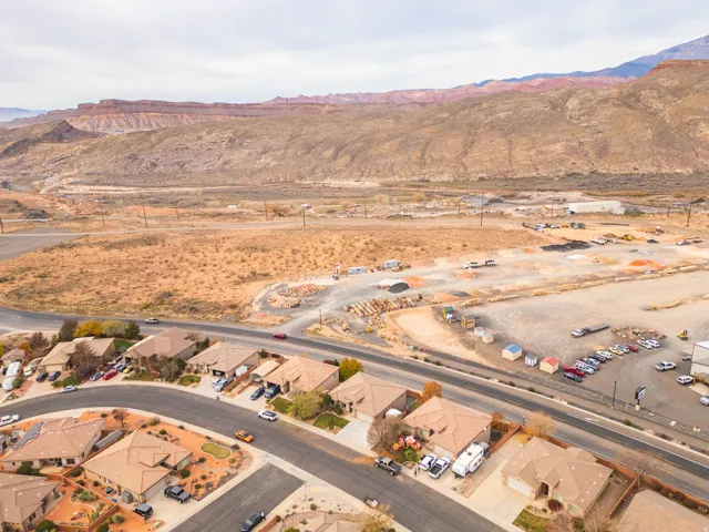 Aerial view of property's location featuring mountains