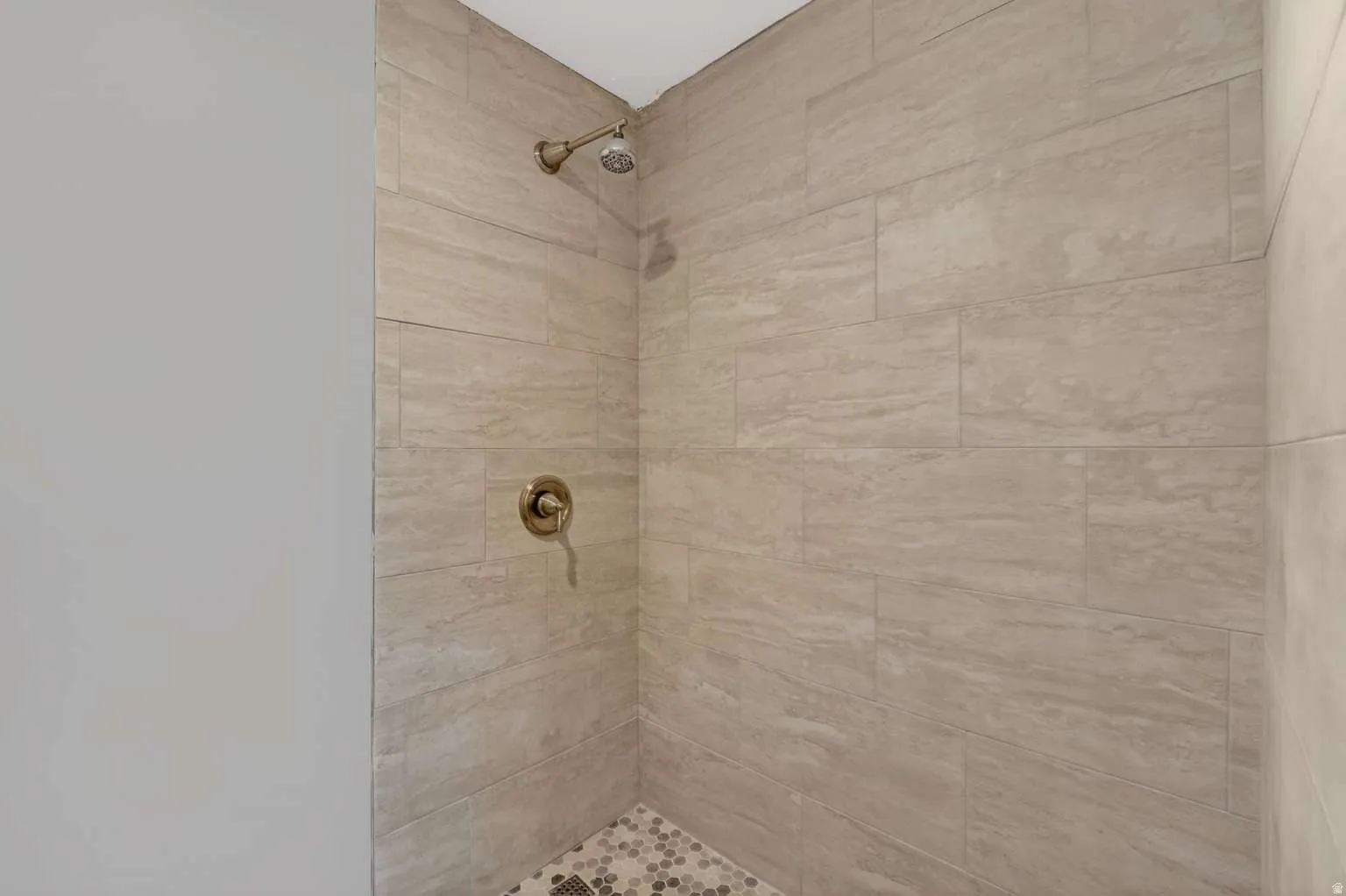 Bathroom featuring a tile shower