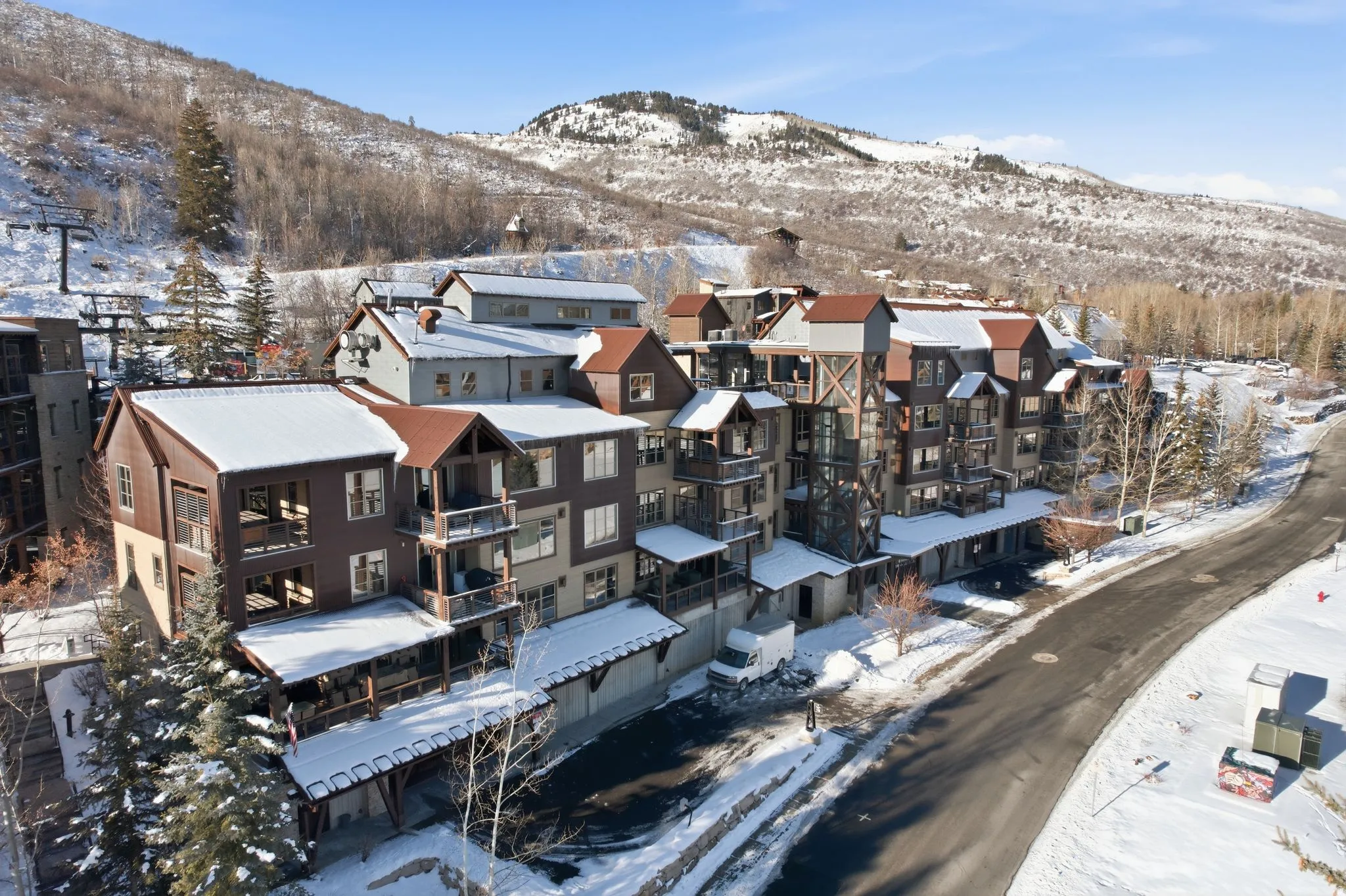 Snowy aerial view featuring a mountain view