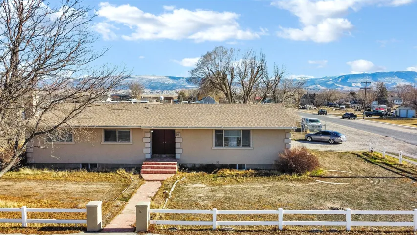 Ranch-style house featuring a mountain view