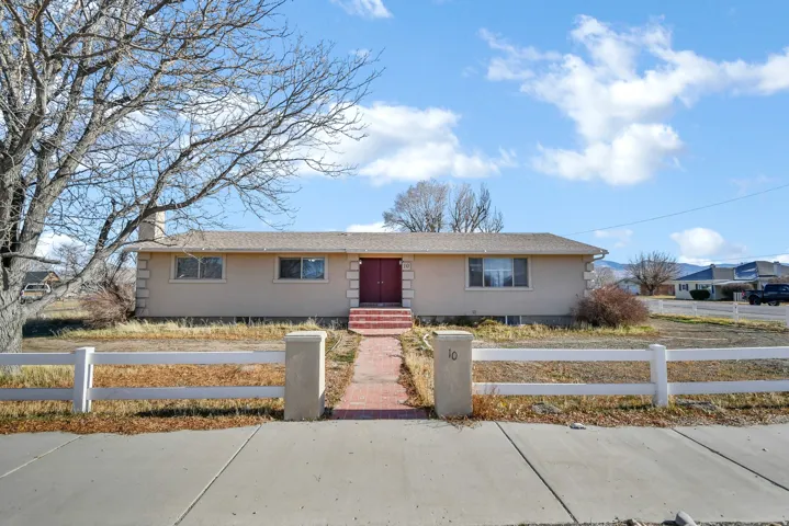 View of front facade featuring a fenced front yard