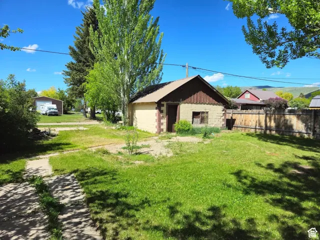 View of yard featuring an outdoor structure