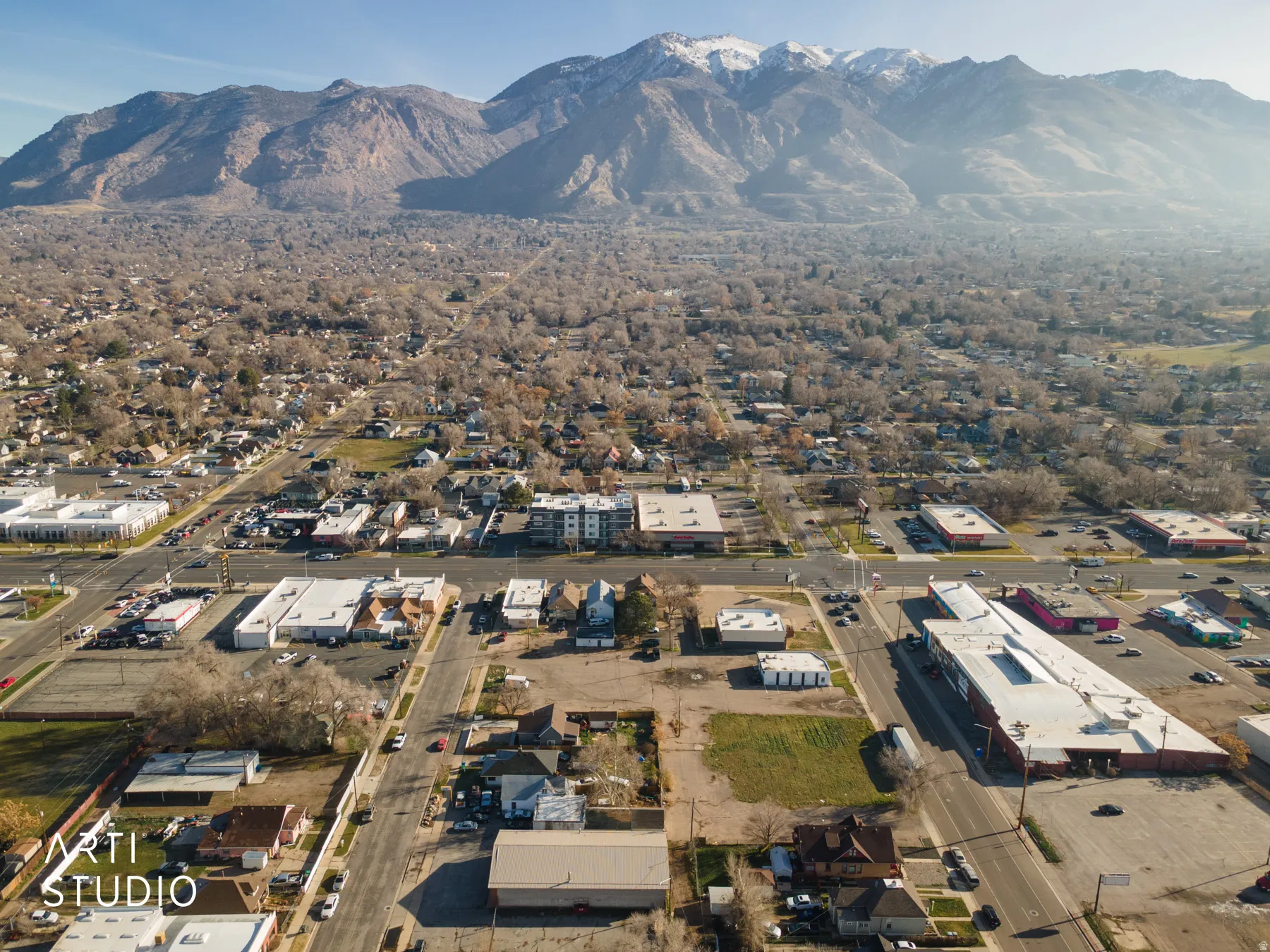Aerial overview of property's location featuring a mountain backdrop