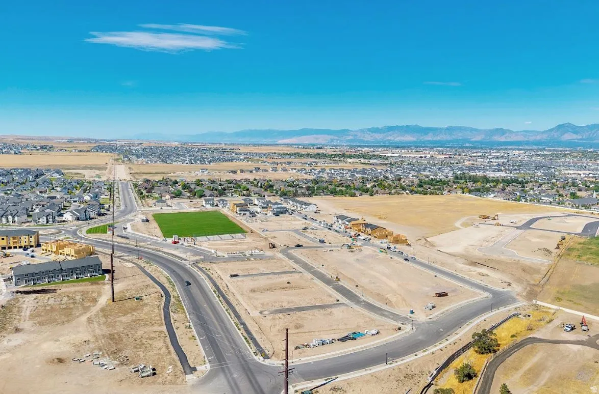 Aerial view of property's location featuring mountains