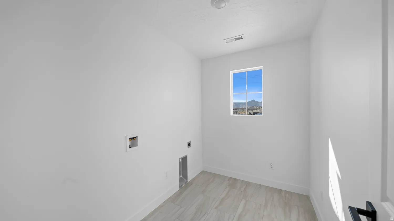 Laundry room with electric dryer hookup and washer hookup