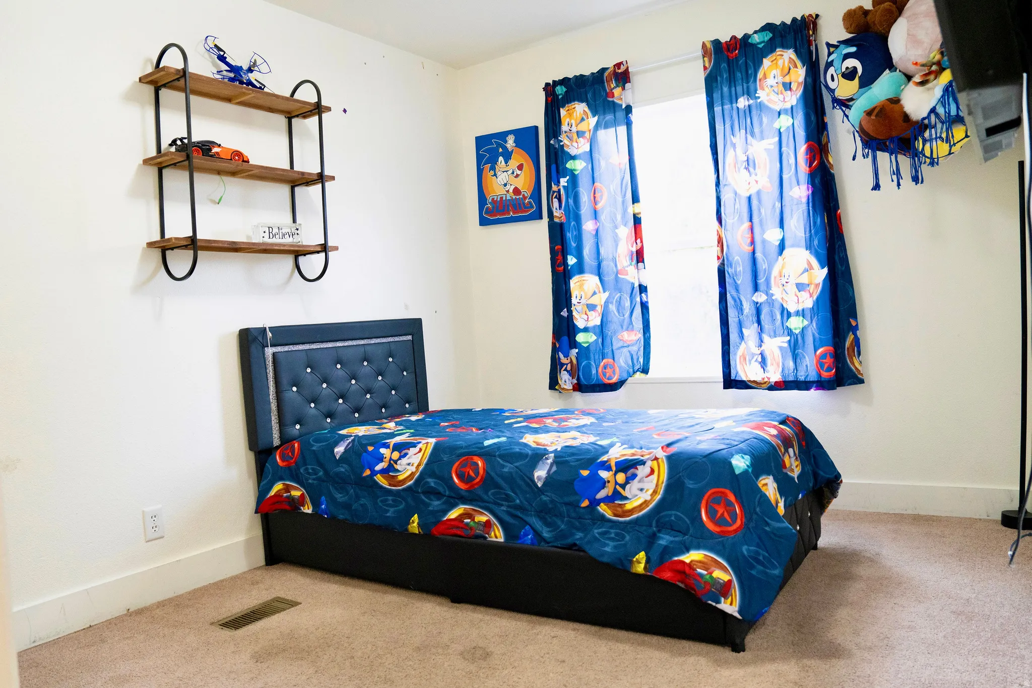 Bedroom with carpet