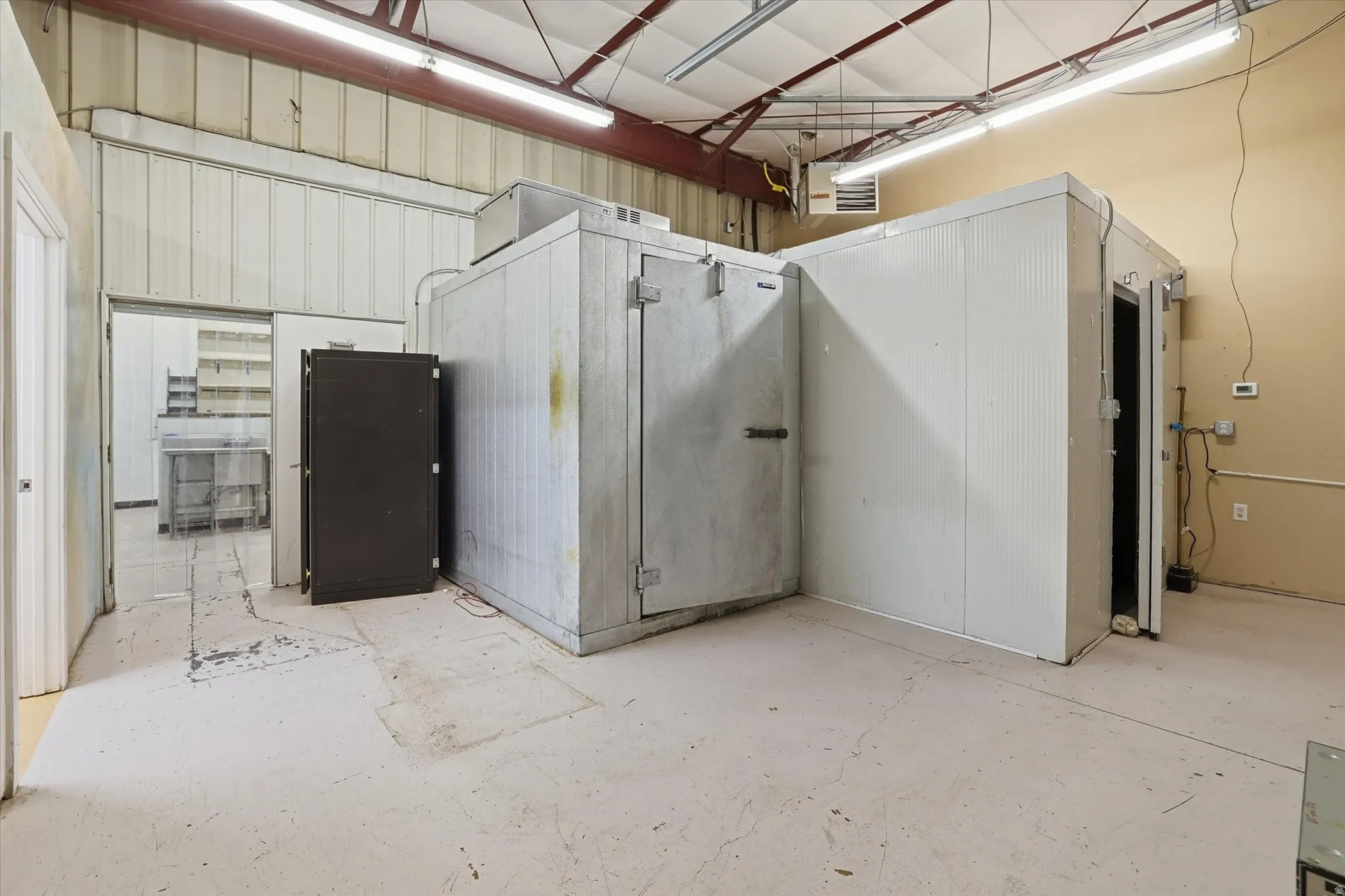 Miscellaneous room with a heating unit and a garage
