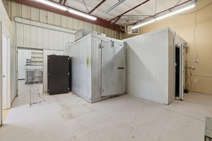 Miscellaneous room with a heating unit and a garage