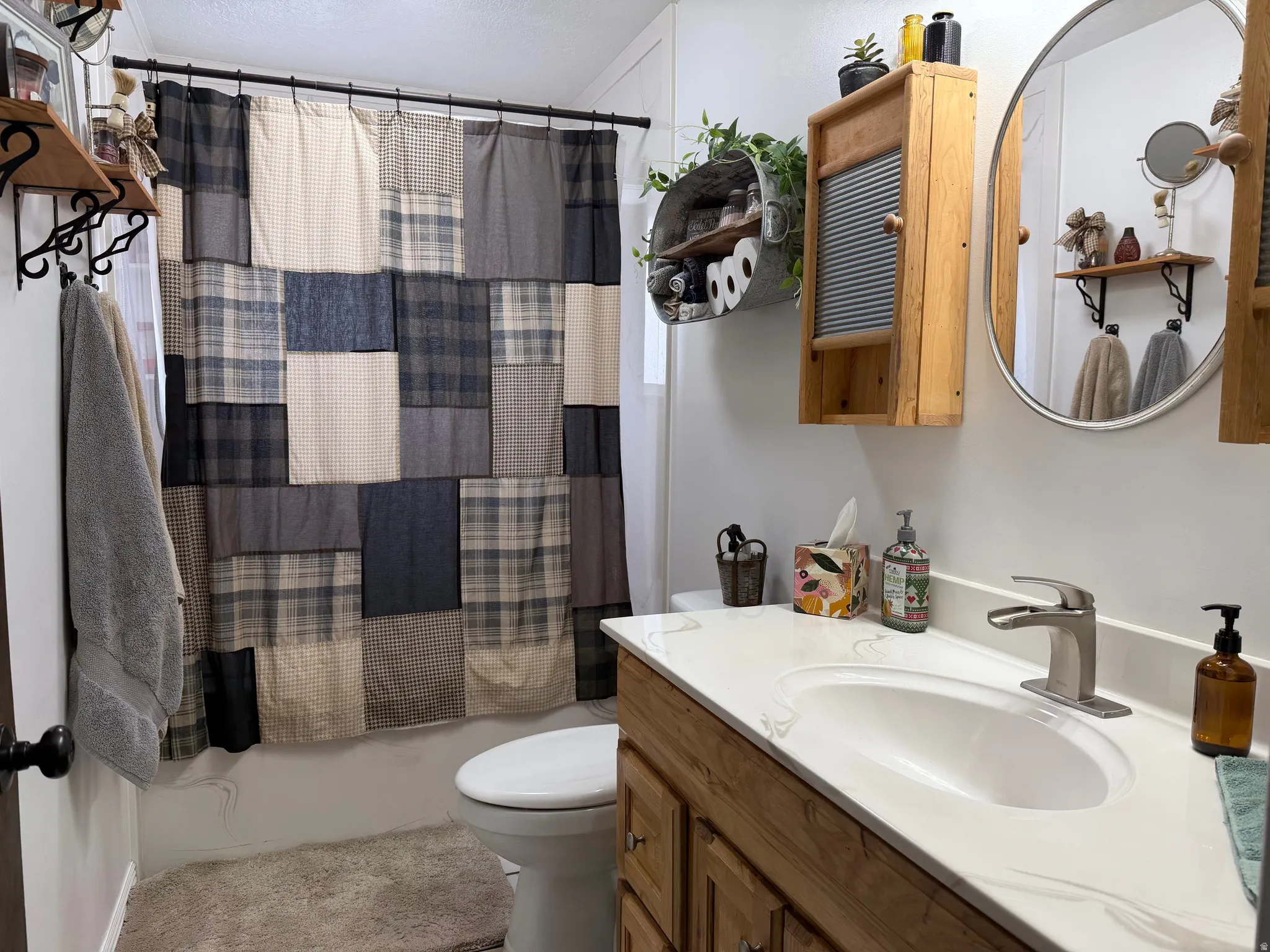 Bathroom with shower / tub combo and vanity