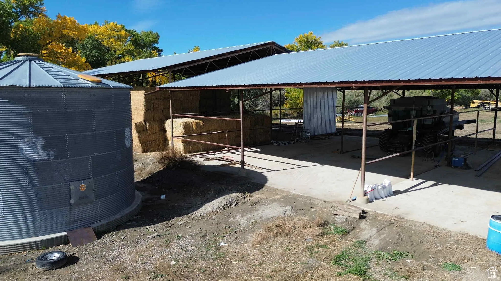 Exterior space with an outdoor structure and an exterior structure