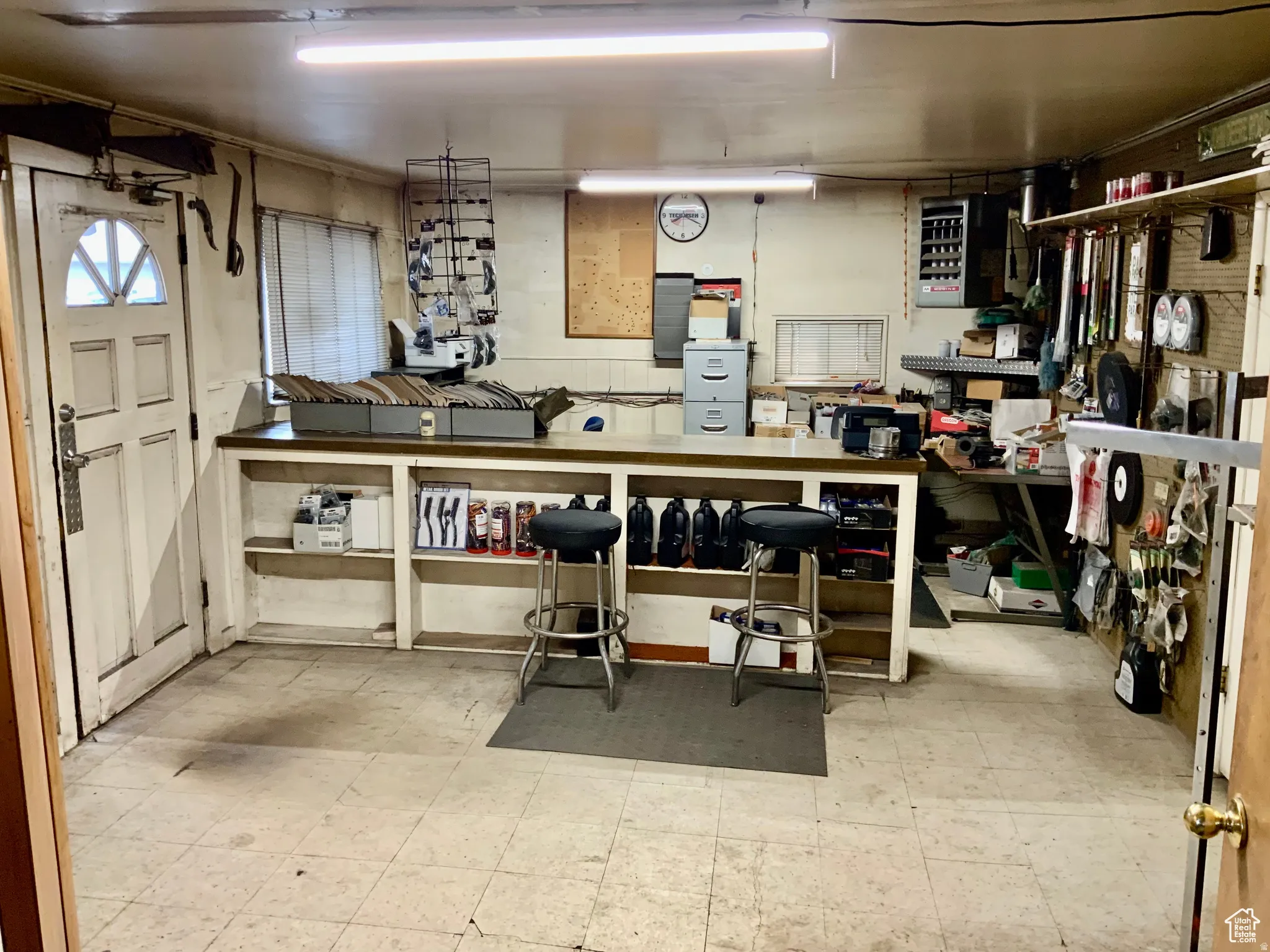 Miscellaneous room with a heating unit and a workshop area