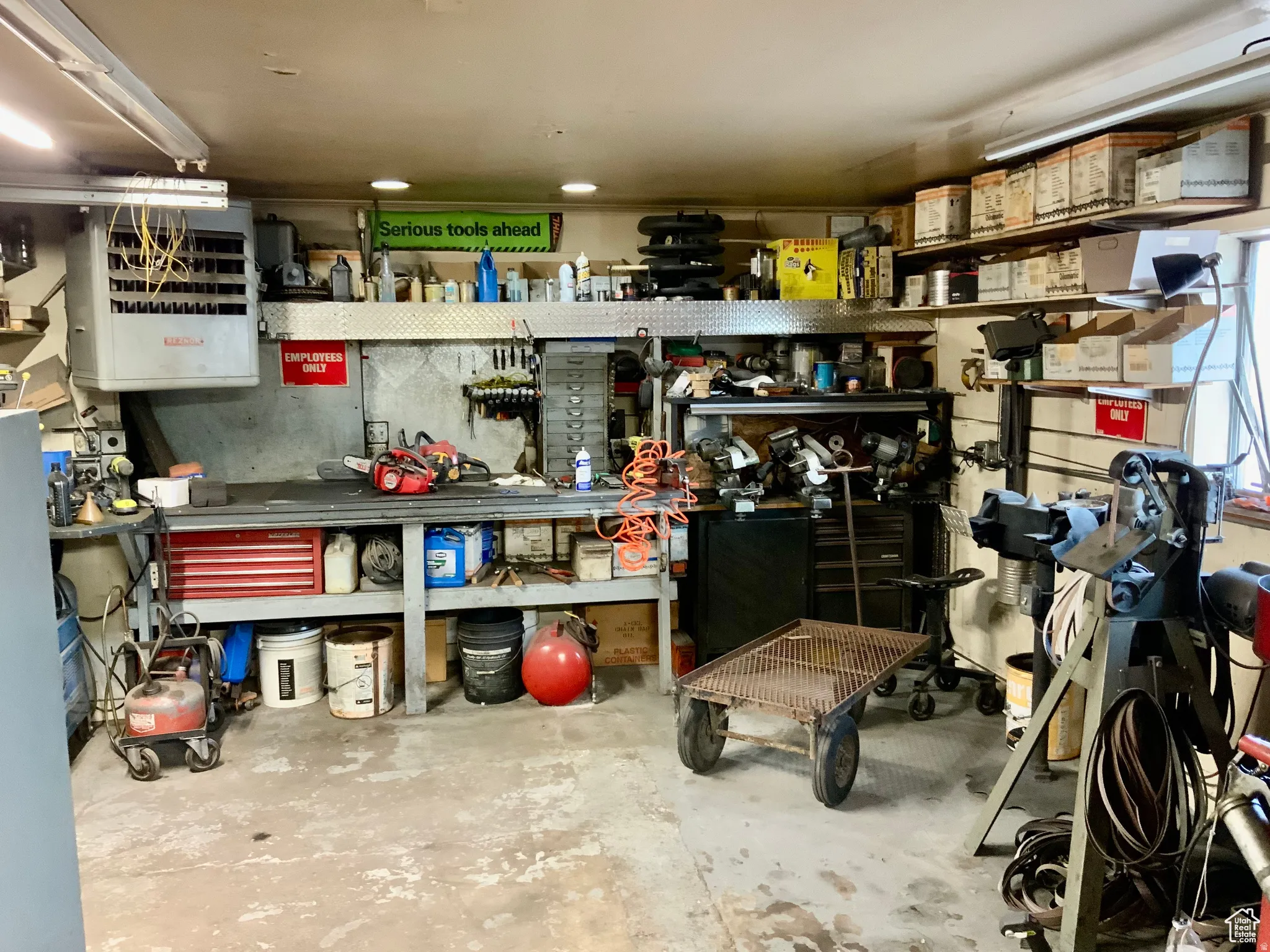 Storage area with a heating unit