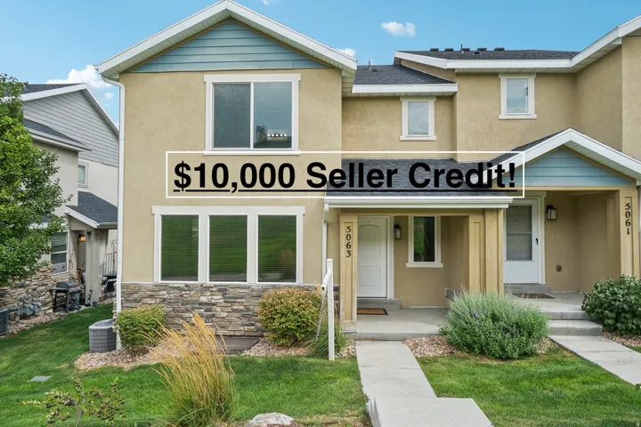 View of front of home featuring a front lawn, a porch, and stucco siding