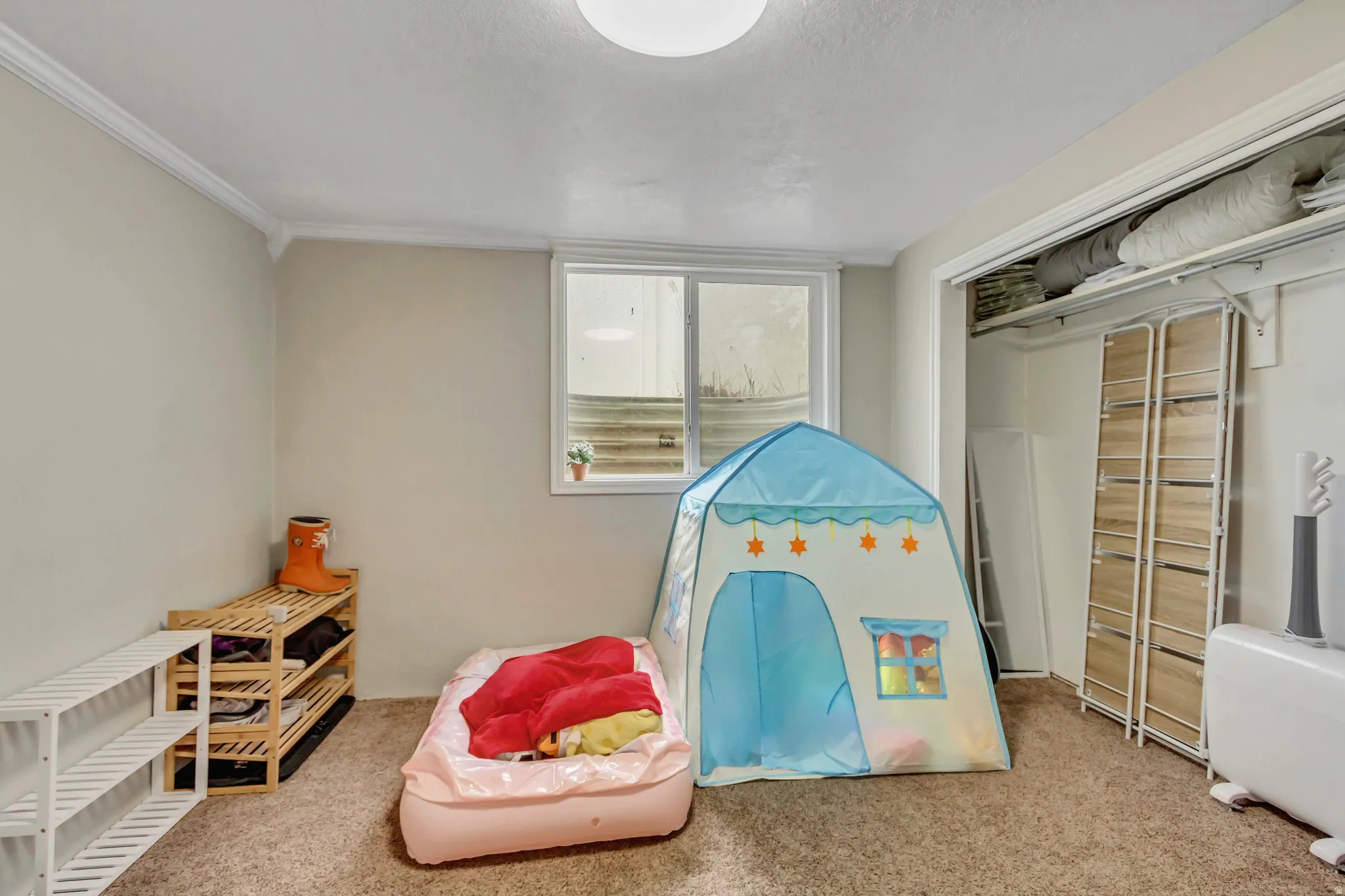 Playroom featuring carpet