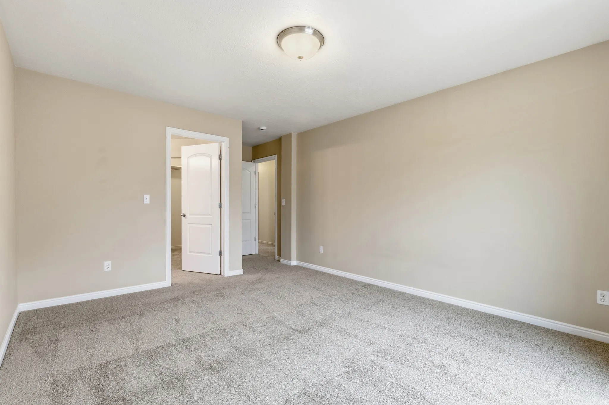 Master bedroom with private bathroom and walk-in closet - Brand new carpet!