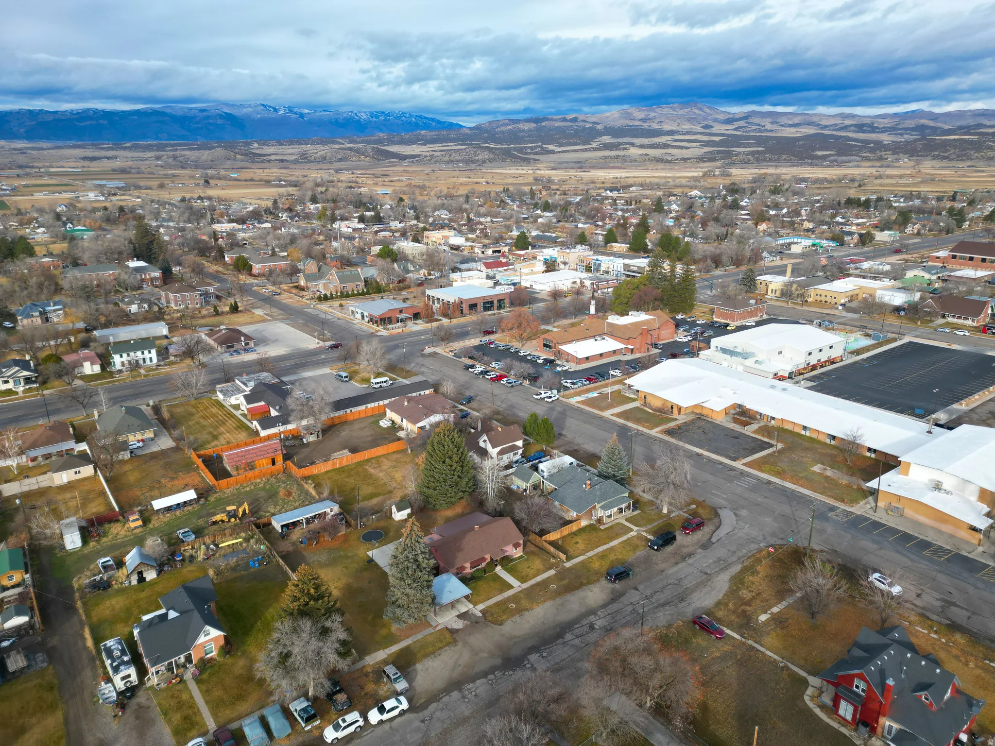 Aerial view of property and surrounding area with mountains