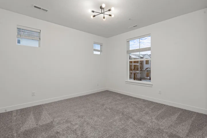 Unfurnished room featuring carpet flooring, a chandelier, and a textured ceiling