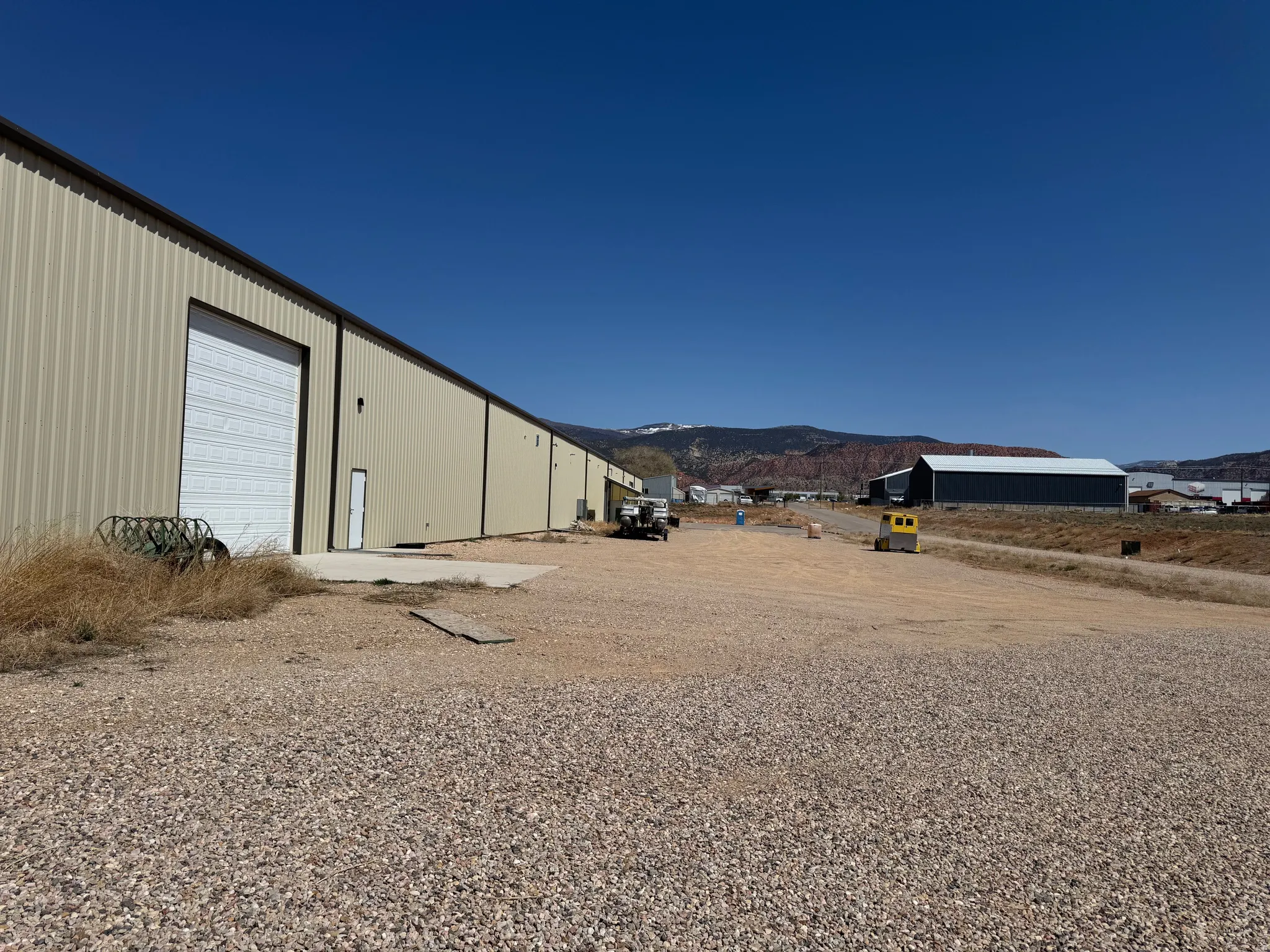 View of yard with an outbuilding, a mountain view, and a detached garage
