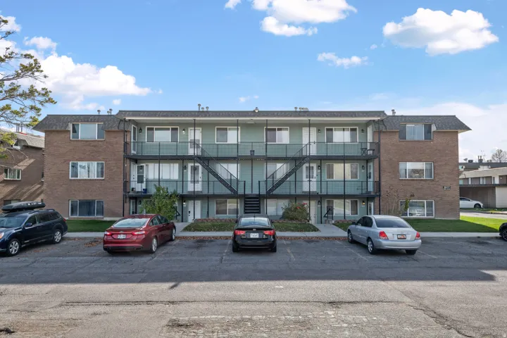 Lots of parking/ visitor parking. Designated covered parking.