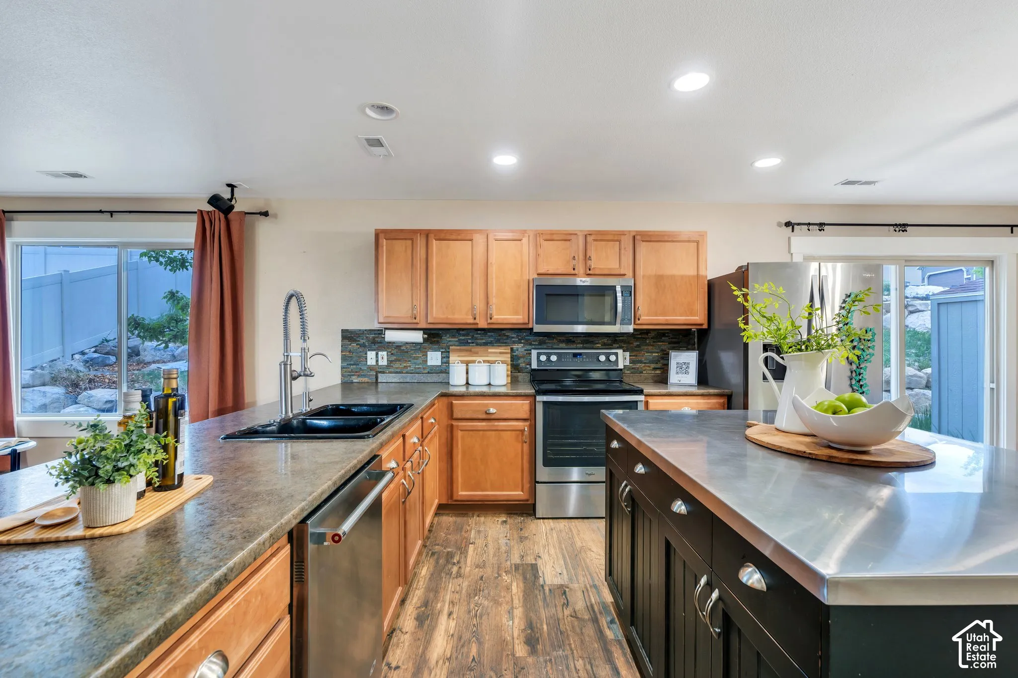 Kitchen has lots of counterspace