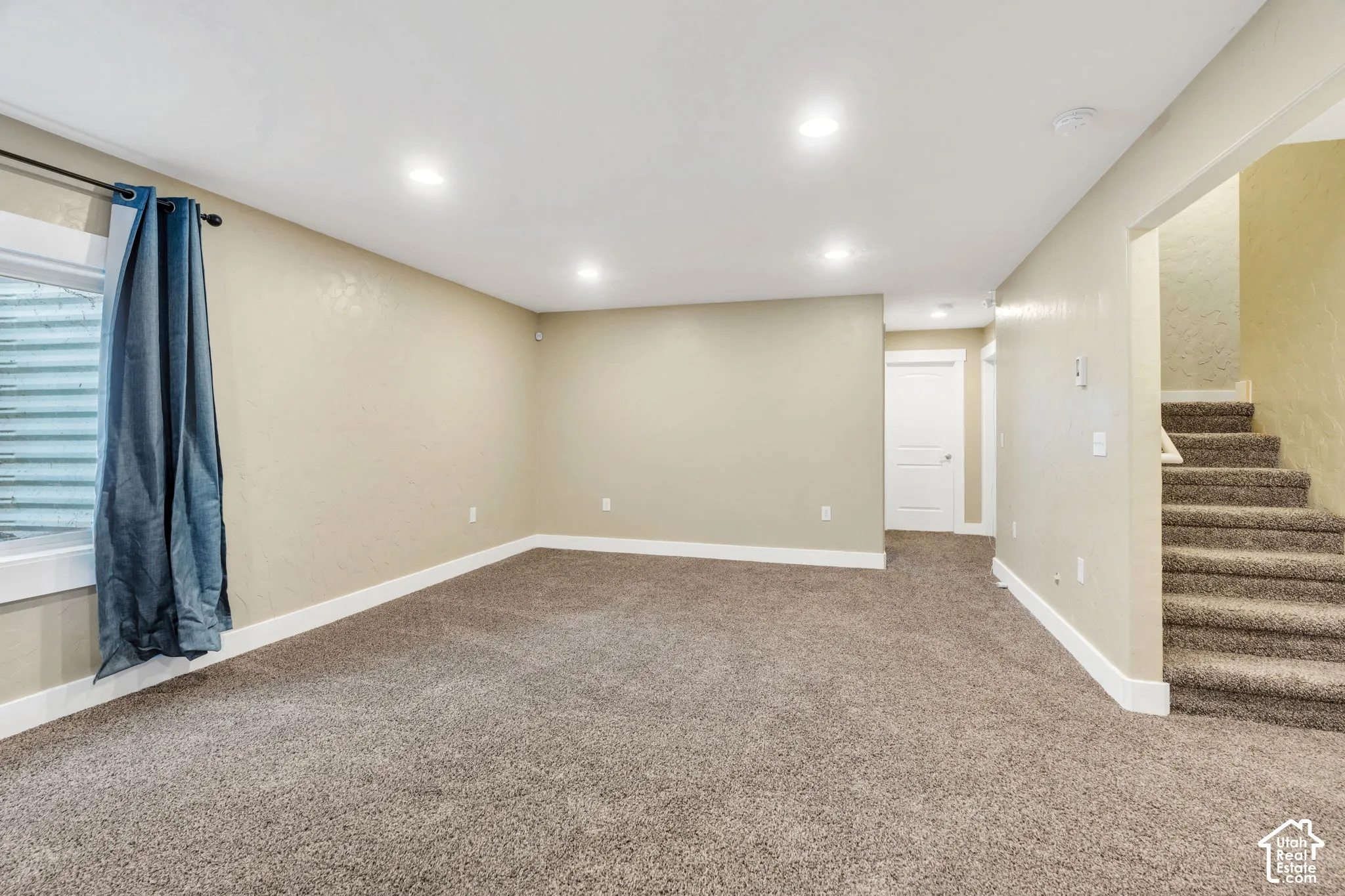 Large recreation room in basement