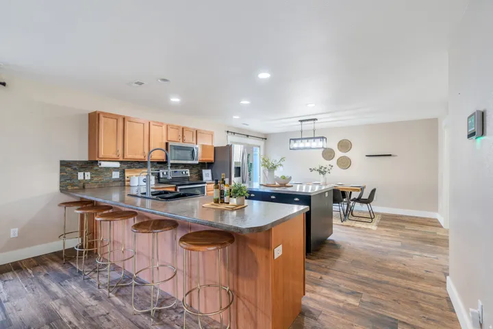 Kitchen peninsula has barstool seating