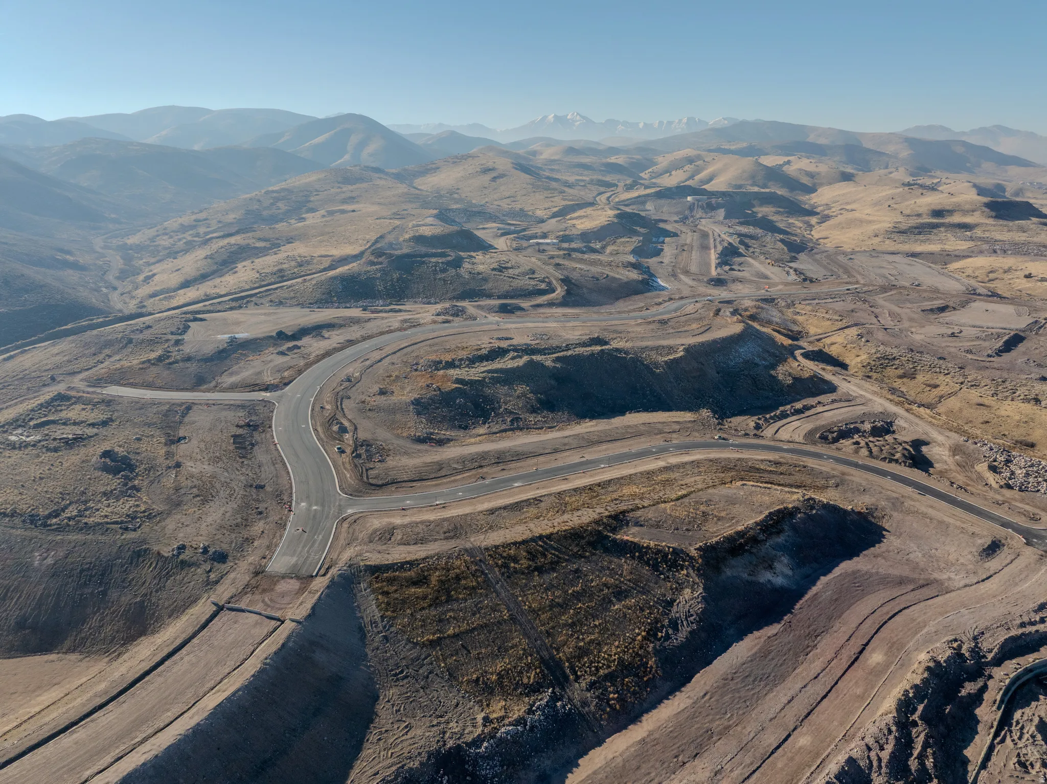 Aerial view of property's location featuring a mountain backdrop