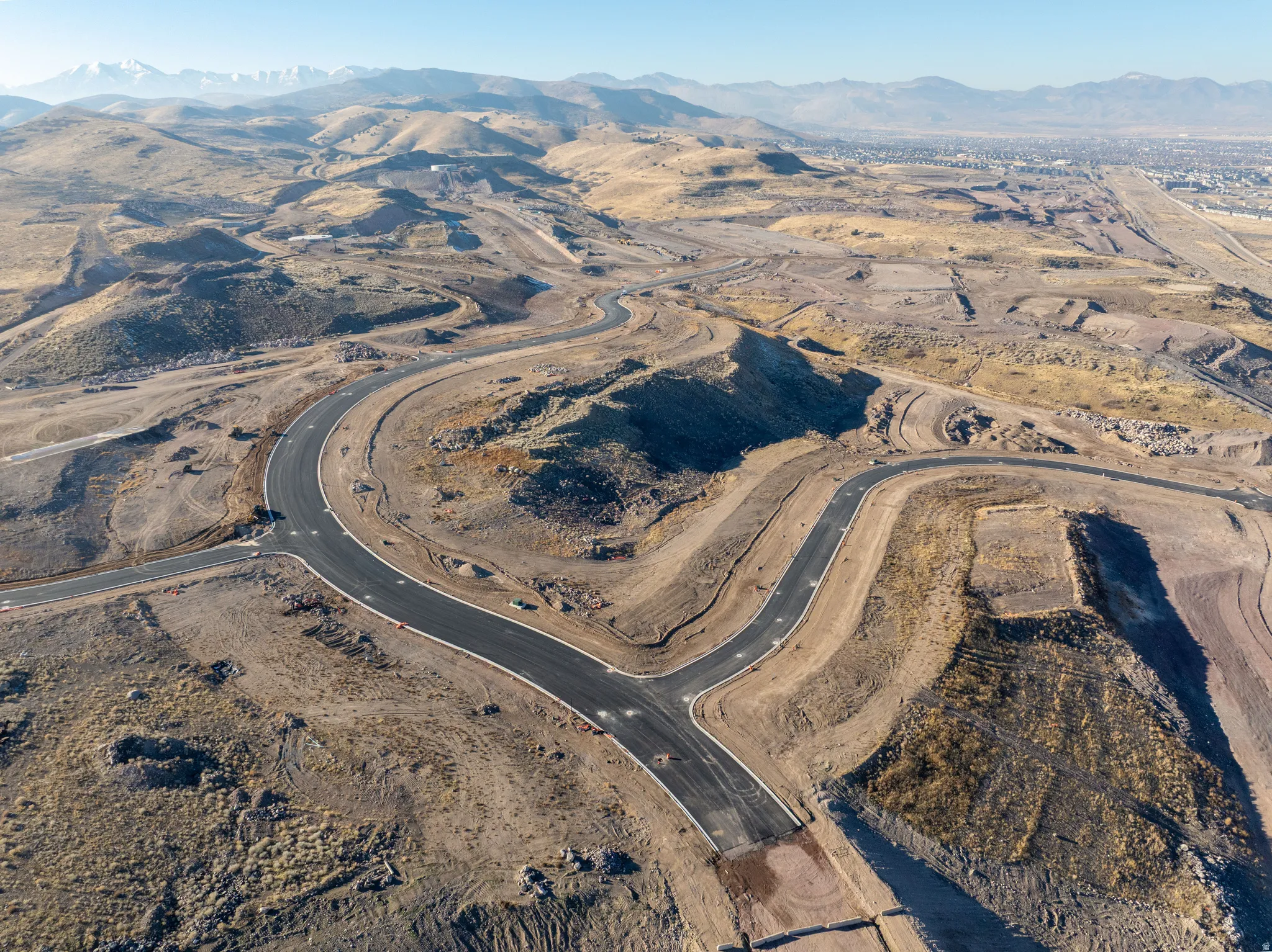 Aerial view of property's location with a mountain backdrop
