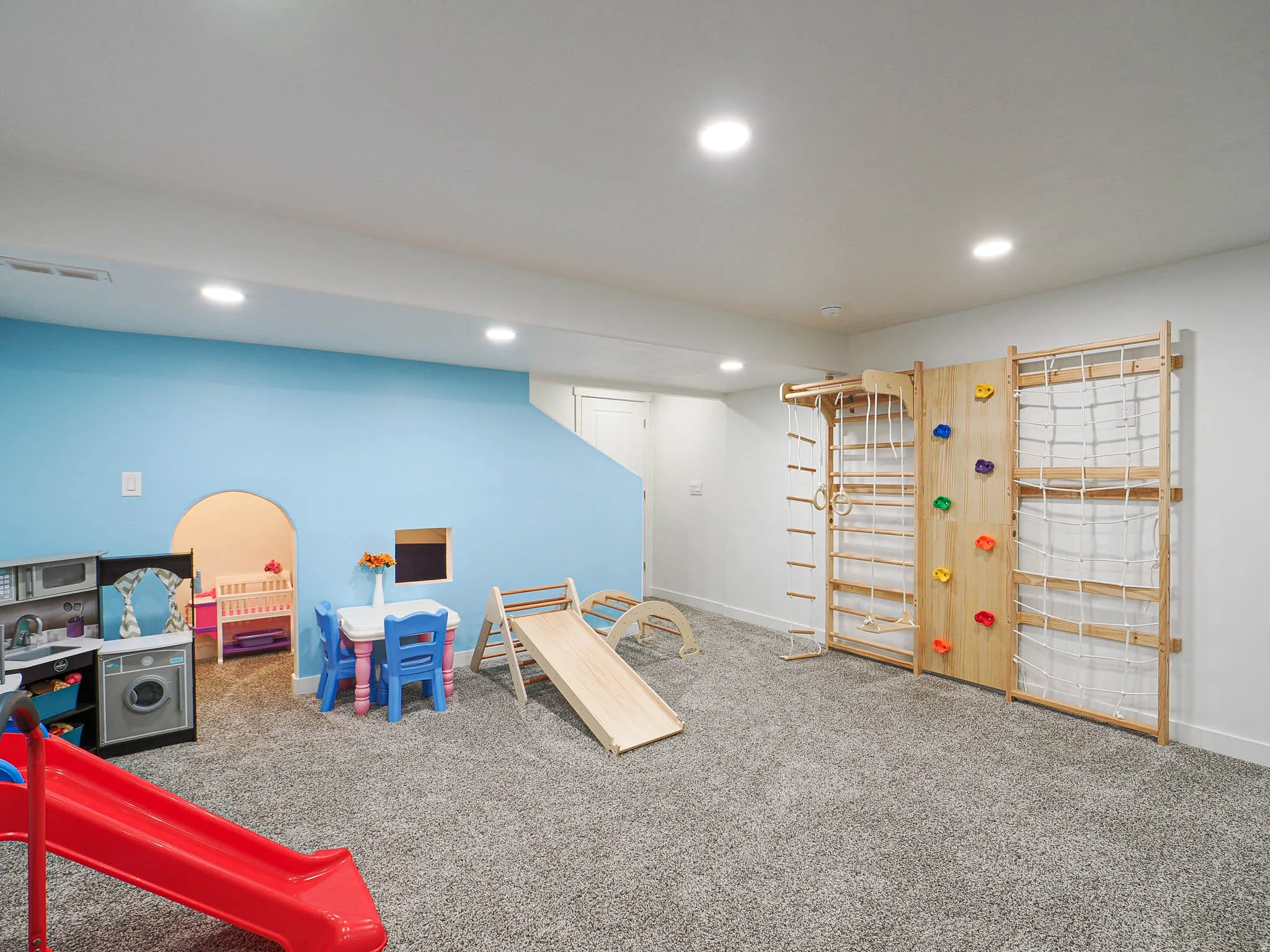 Playroom featuring carpet flooring and recessed lighting