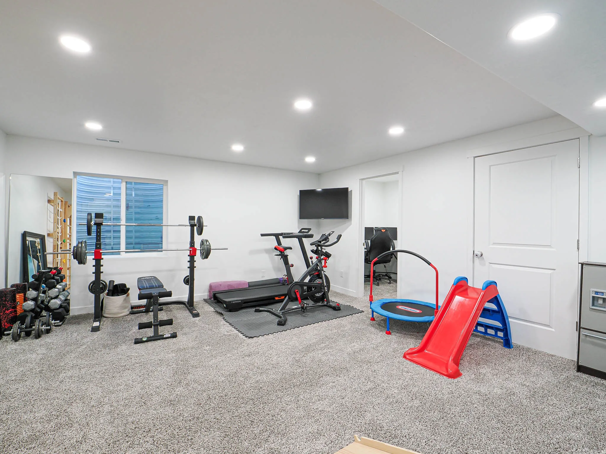 Workout room with carpet flooring and recessed lighting
