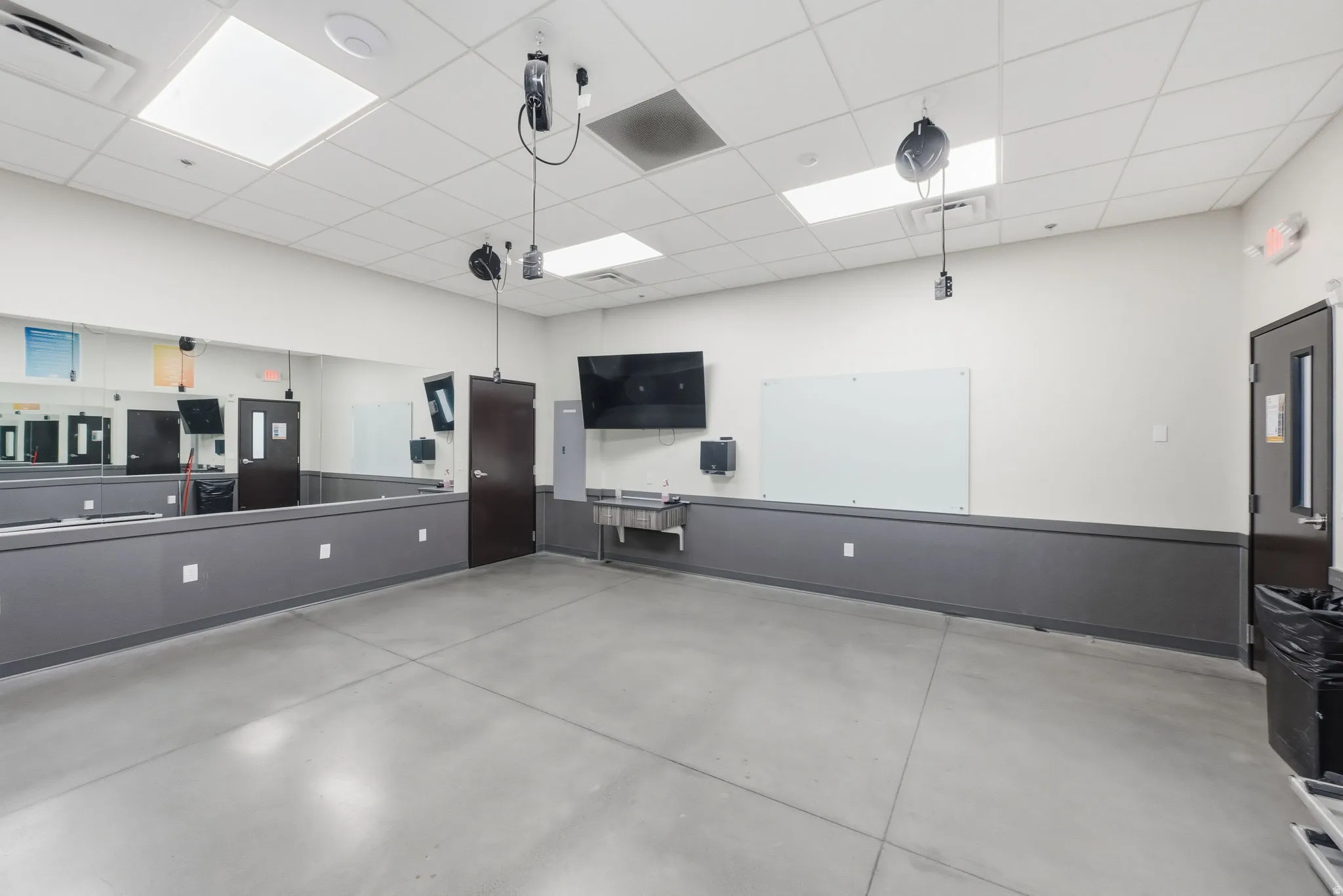 Misc room featuring a drop ceiling