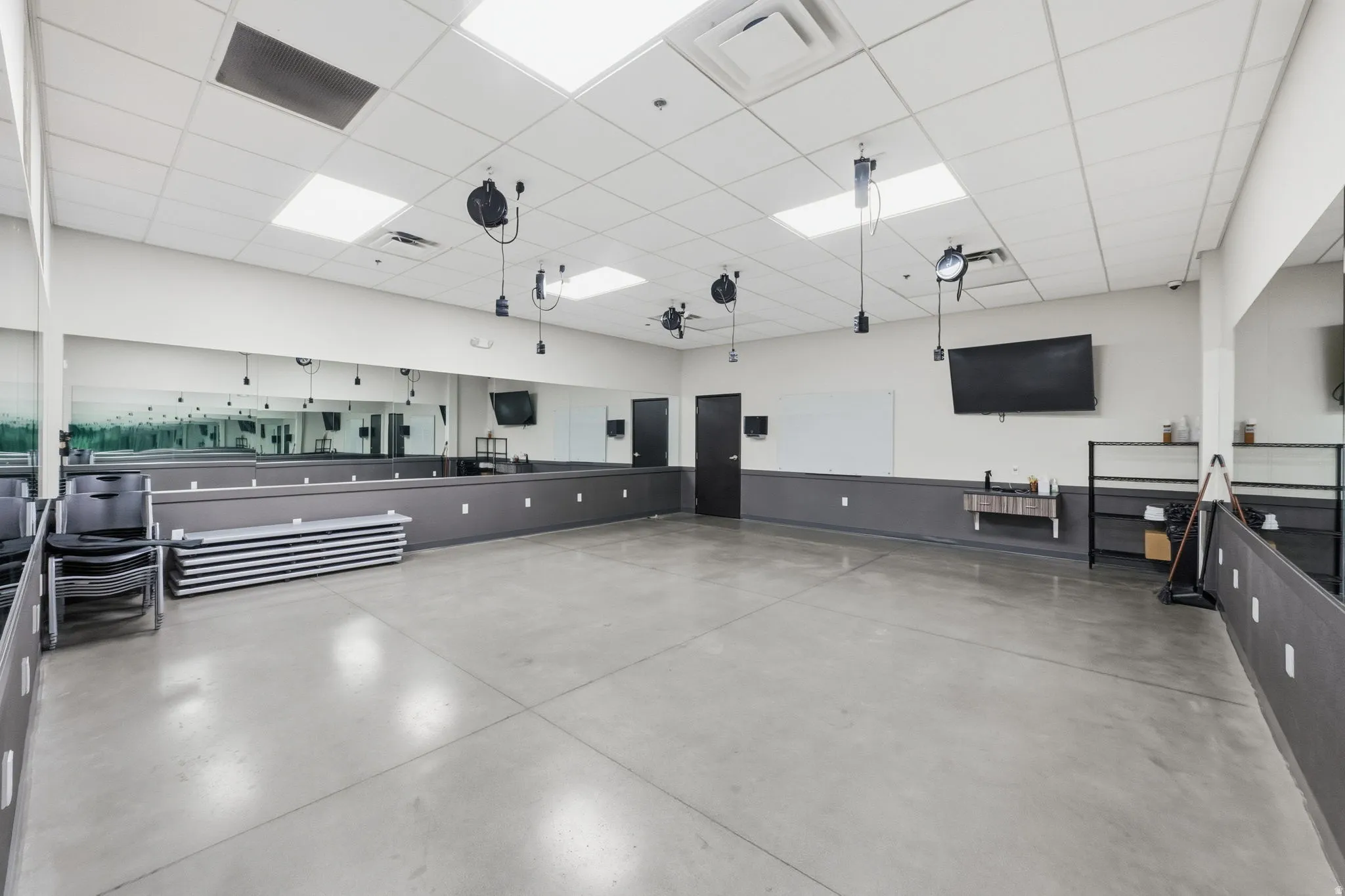 Miscellaneous room with a drop ceiling