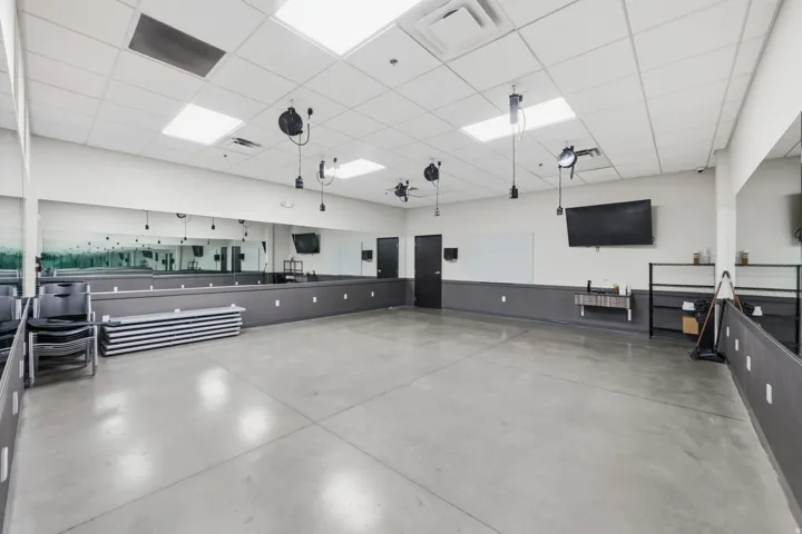 Miscellaneous room with a drop ceiling
