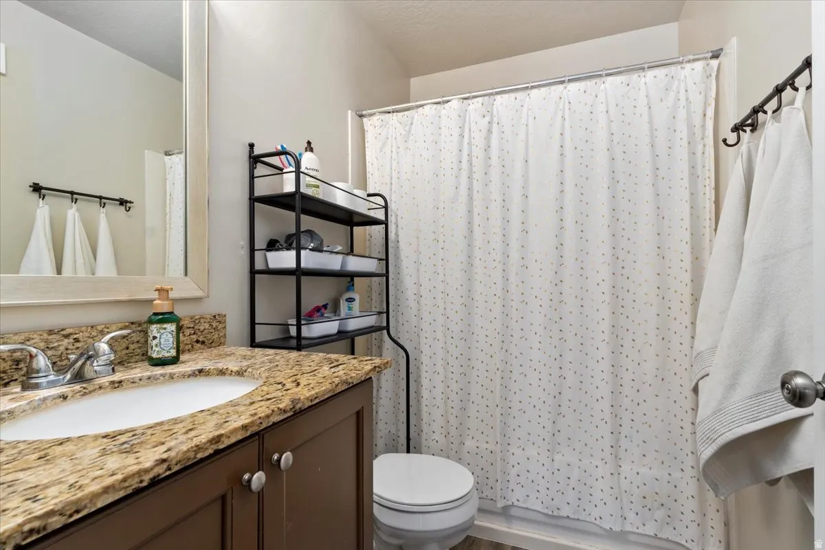 En-suite Bathroom in primary bedroom with granite countertops