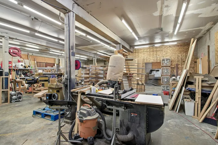 Misc room featuring a workshop area