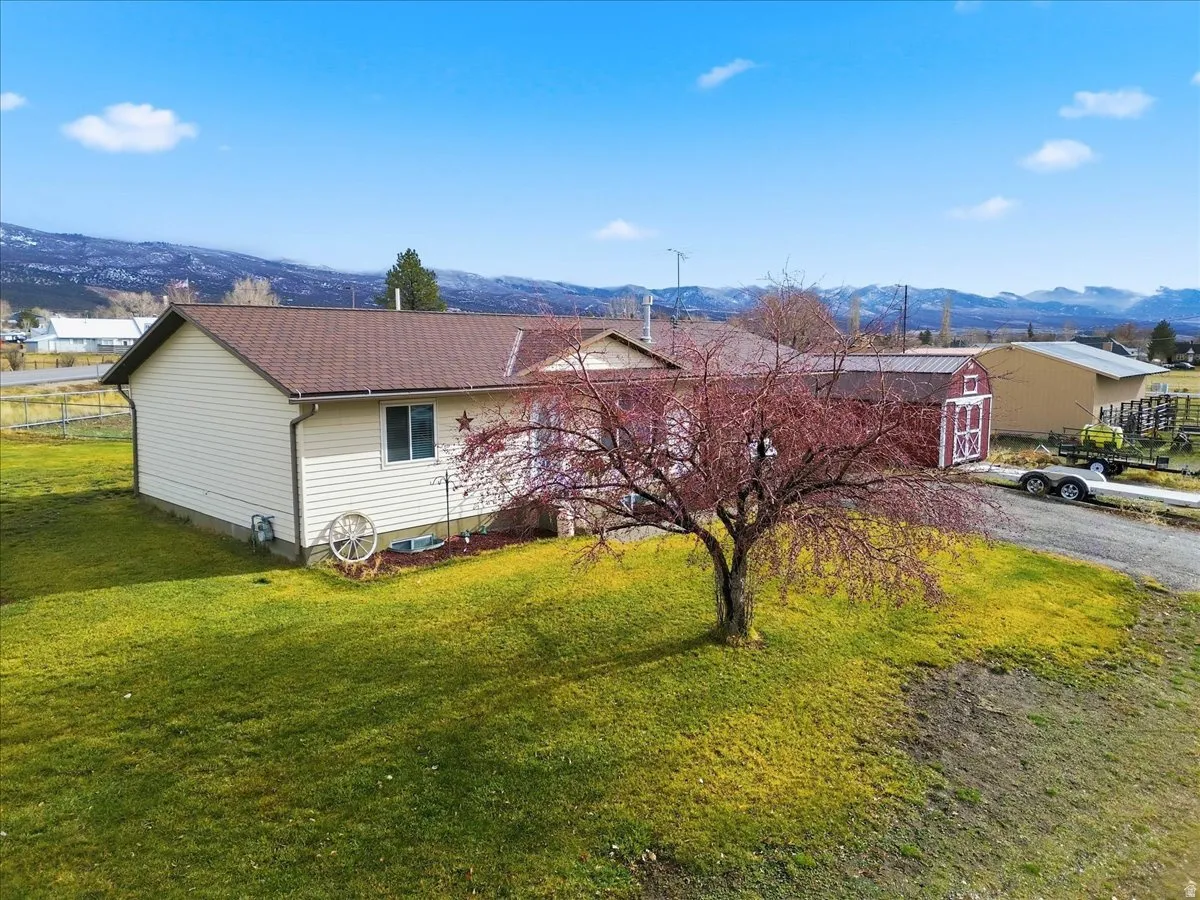 View of front of house featuring a mountain view and a front yard